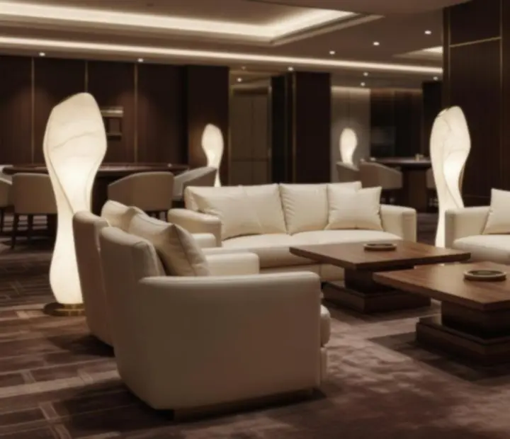 Elegáns, minimalista lounge enteriőr szoborszerű világítással és kézműves kerámiacsészékkel